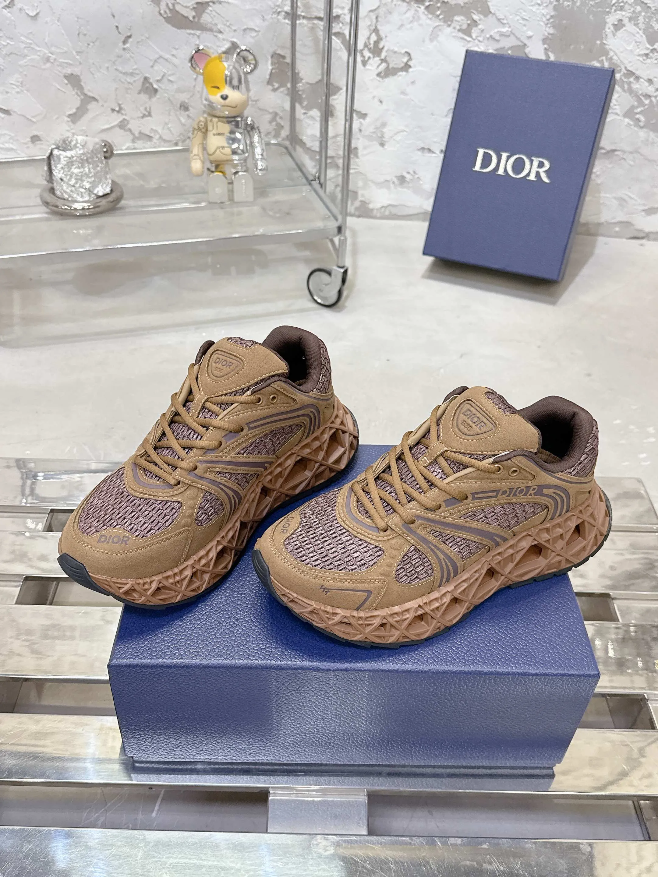 Factory price 780💰 Top version! ! ! Dior (B35) DIOR spring and summer men's wear show, the show was held at the Valle de Grasse School in Paris. Kim Jones drew inspiration from the works of South African artist Hylton Nel. The details of the shoes, clog soles and tribal elements, cleverly blended luxury craftsmanship and practicality, with fresh childishness and bright temperament, creating a new season hot spot. Dior KAWA Dior co-branded casual sports shoes reinterpret running shoes with Dior's high-end style. B35 is made of fine-textured leather and mesh fabric materials. It can be worn in all seasons, is comfortable and breathable, and has multiple lines on the shoe body to outline details. It has a full retro three-dimensional feel and can create a casual look all year round! Fabric: Cowhide/customized cloth material Lining: Imported breathable mesh Outsole: Original molded outsole Size: 39-46 (customized at 45.46)
